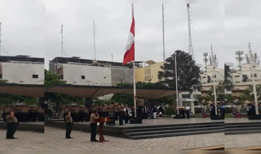 Izamiento de la bandera en el Perú. Izamiento de la bandera en el Perú.