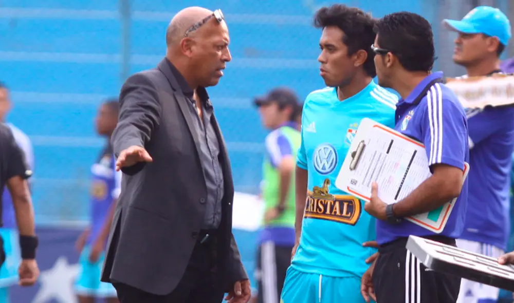 Roberto Mosquera empezó a 'calentar' el partido entre Alianza Lima y Deportivo Binacional de la fecha 15 del Torneo Clausura 2019. | Foto: GLR Roberto Mosquera empezó a 'calentar' el partido entre Alianza Lima y Deportivo Binacional de la fecha 15 del Torneo Clausura 2019. | Foto: GLR