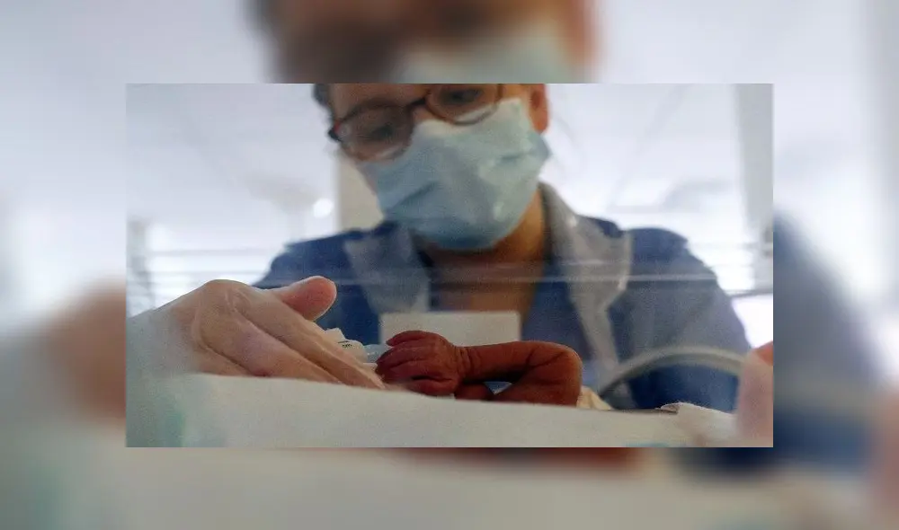 Neonatal nurse Layla Bridges cares for a premature baby in the Neonatal Intensive Care Unit at the Lancashire Women and Newborn Centre at Burnley General Hospital in Burnley, north-west England on May 15, 2020, as national health service (NHS) staff in Britain fight the novel coronavirus COVID-19 pandemic. (Photo by HANNAH MCKAY / POOL / AFP) Neonatal nurse Layla Bridges cares for a premature baby in the Neonatal Intensive Care Unit at the Lancashire Women and Newborn Centre at Burnley General Hospital in Burnley, north-west England on May 15, 2020, as national health service (NHS) staff in Britain fight the novel coronavirus COVID-19 pandemic. (Photo by HANNAH MCKAY / POOL / AFP)