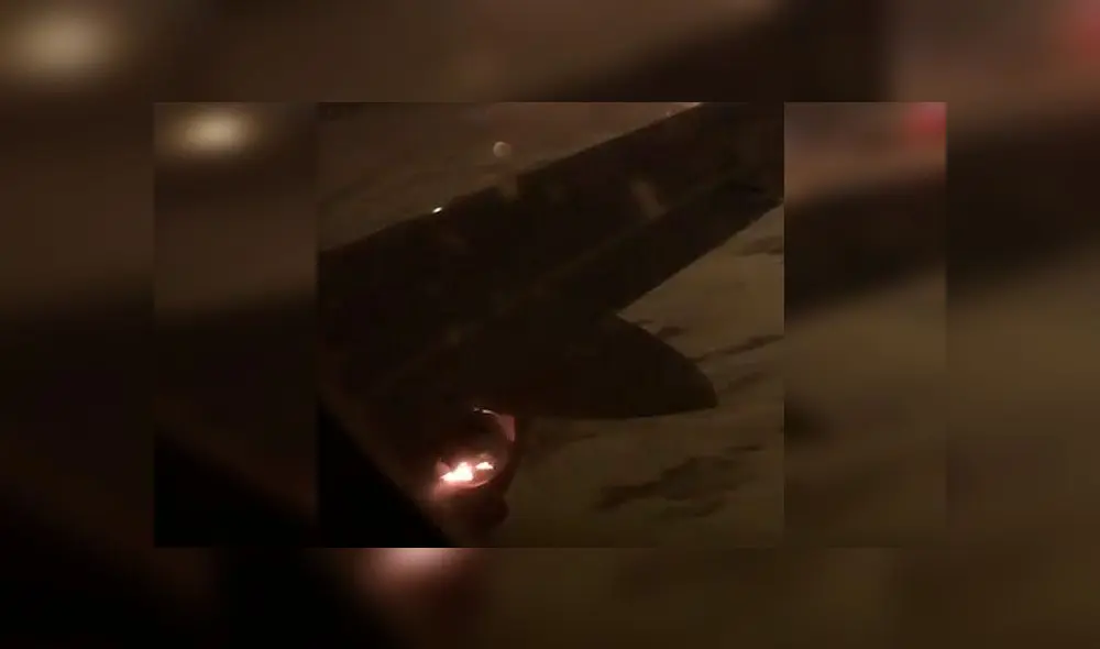 Motor de avión se prende fuego y causa temor en los pasajeros