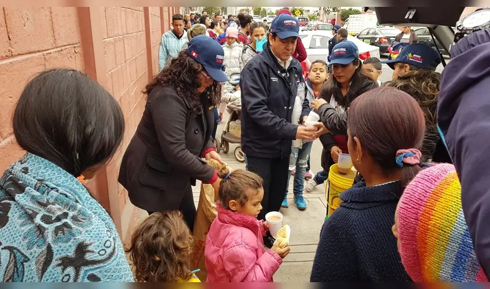 Venezolanos permanecen afuera del Consulado General de Chile, buscando conseguir la visa. Venezolanos permanecen afuera del Consulado General de Chile, buscando conseguir la visa.