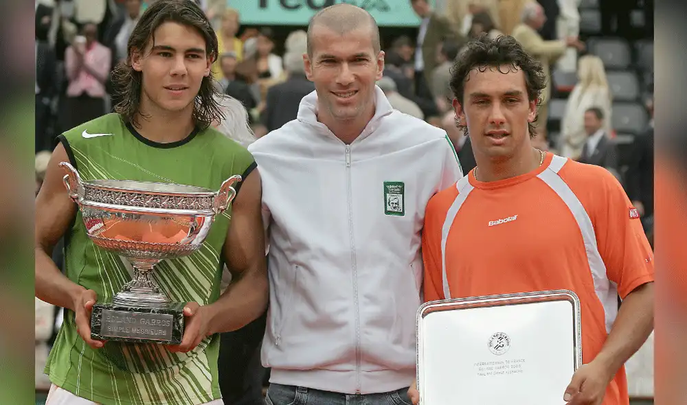 Zinedine Zidane acompañó la premiación del finalista y del campeón en aquella tierra batida de 2005. Foto: AFP Zinedine Zidane acompañó la premiación del finalista y del campeón en aquella tierra batida de 2005. Foto: AFP