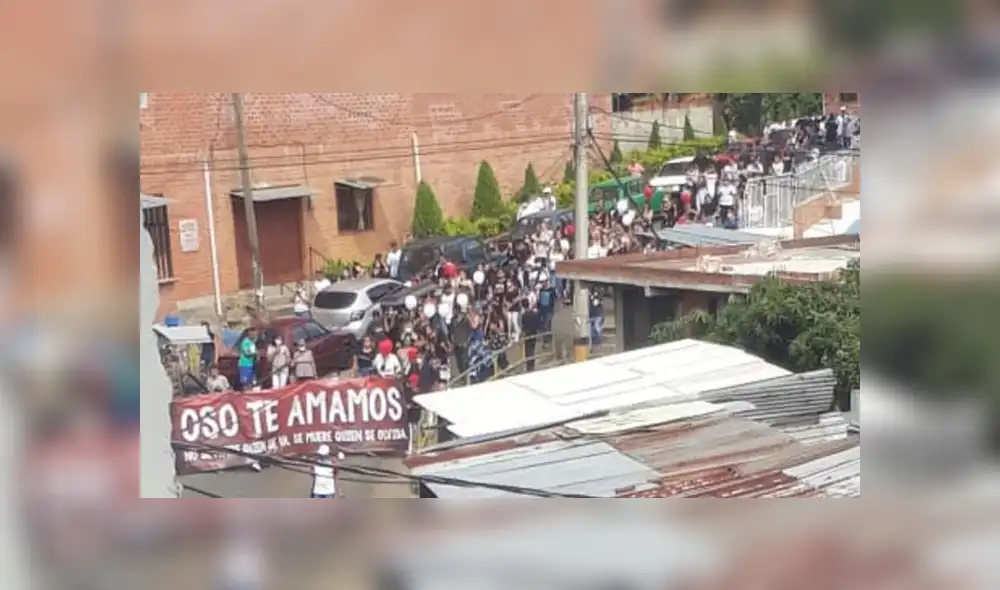 Decenas de personas salieron a las calles a despedir a un presunto líder de una banda en pleno aislamiento. Foto: El Tiempo Decenas de personas salieron a las calles a despedir a un presunto líder de una banda en pleno aislamiento. Foto: El Tiempo