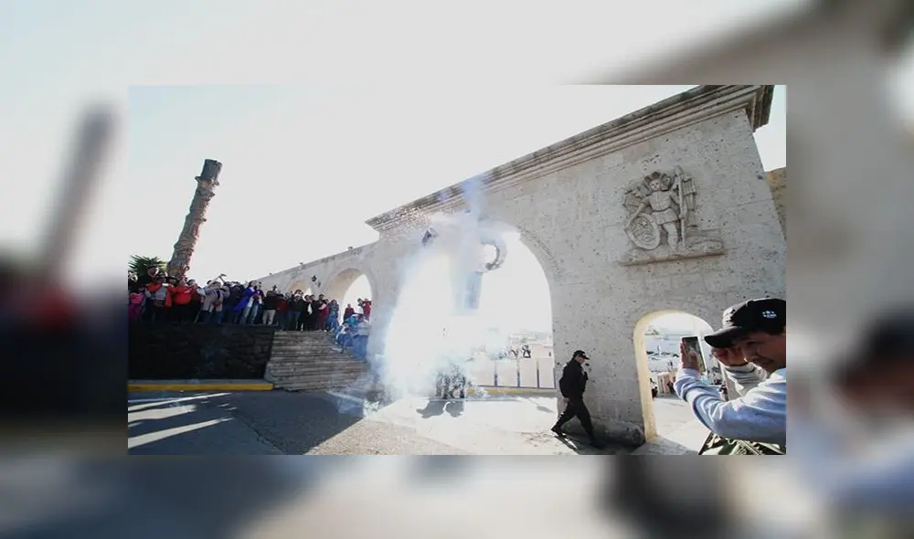 Arequipa: Judas dio con palo a Cáceres Llica y otros políticos en su testamento [VIDEO]