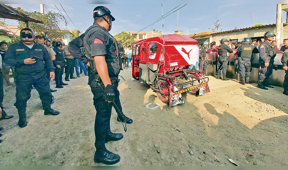 Escena del crimen. En la cuadra 1 de la calle Ciro Alegría fue asesinado el prestamista cuando viajaba en una mototaxi. Escena del crimen. En la cuadra 1 de la calle Ciro Alegría fue asesinado el prestamista cuando viajaba en una mototaxi.