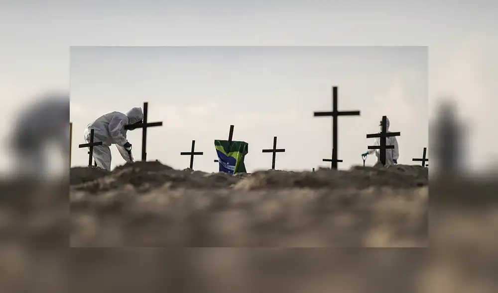 El cementerio simbólico forma parte de una manifestación organizada por la ONG Rio de Paz en la playa de Copacabana, Río de Janeiro (Brasil). | Foto: Antonio Lacerd / EFE