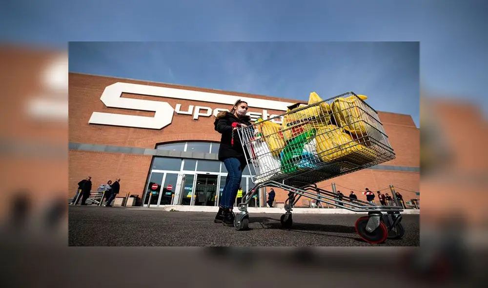 En varias zonas del país, como Roma, se han presenciado largas filas para comprar. Foto: EFE