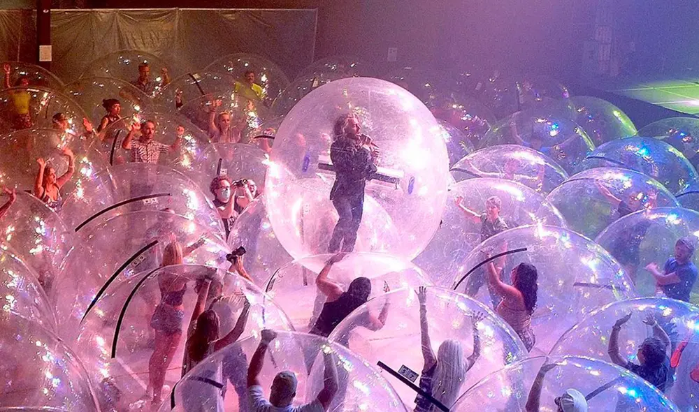 The Flaming Lips da un concierto en donde los músicos y el público están encerrados en burbujas. Crédito: Instagram Waynecoyne5 The Flaming Lips da un concierto en donde los músicos y el público están encerrados en burbujas. Crédito: Instagram Waynecoyne5