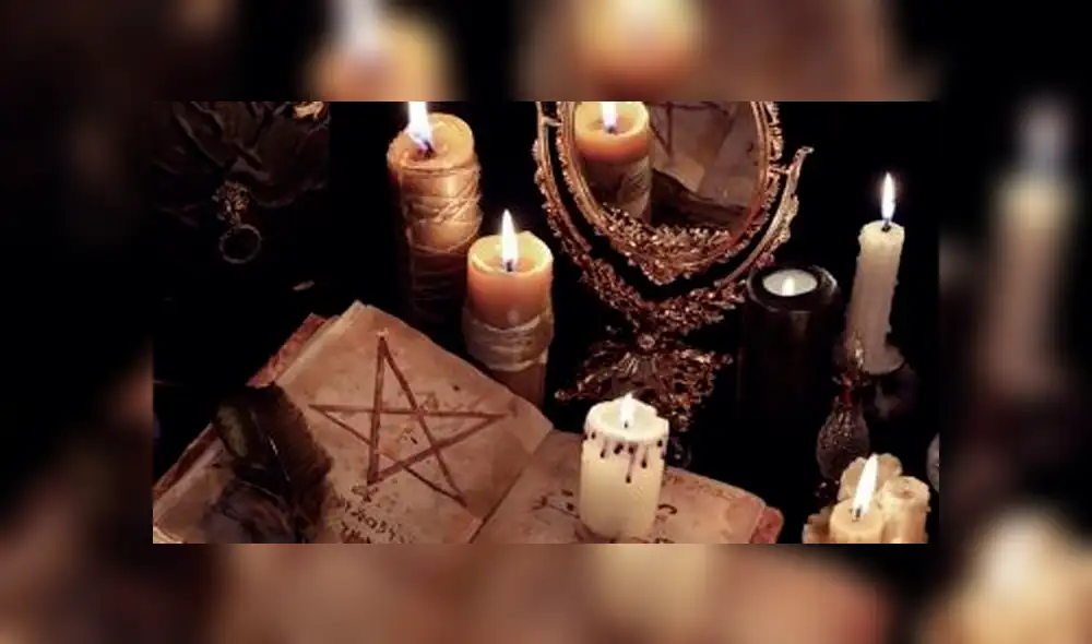 El grupo estaba vestido con túnicas negras, rezando, hablando entre ellos un idioma "ininteligible" y grabándose con cámaras de vídeo. Cuando notaron la presencia policial intentaron huir del lugar.