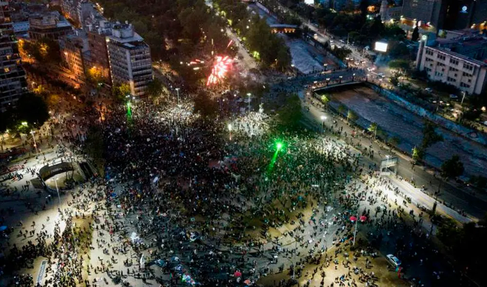 Chile celebra tras vencer el "Apruebo" sobre la redacción de una nueva Constitución. Foto: AFP