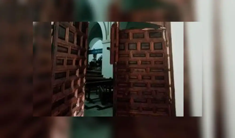 Hombre irrumpe con su vehículo en iglesia intentando “huir de los demonios” [VIDEO]