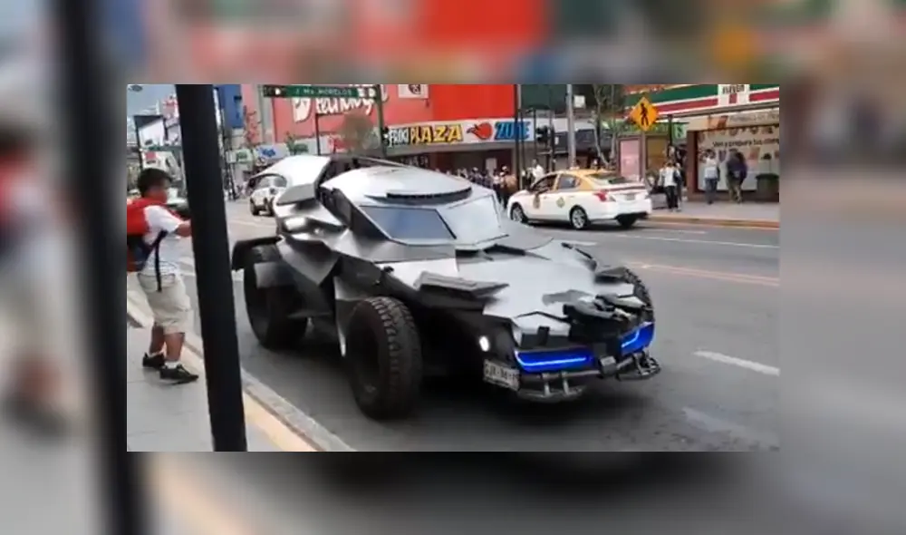 A través de Facebook se hizo viral el momento en que el 'Batimóvil' recorre las calles de México.