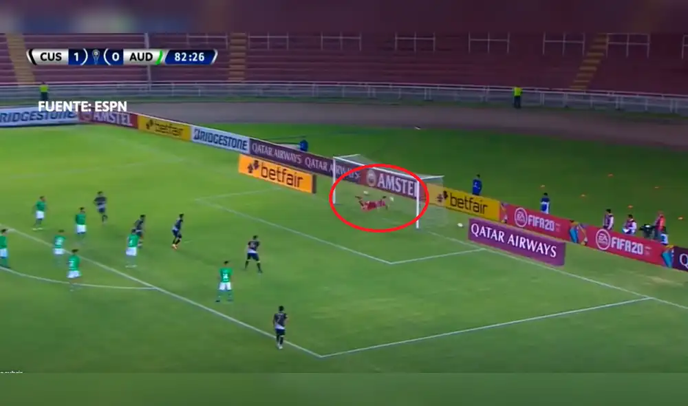 El arquero de Audax Italiano terminó introduciendo el balón en su propio arco tras el remate de Franco Boló. Foto: ESPN.