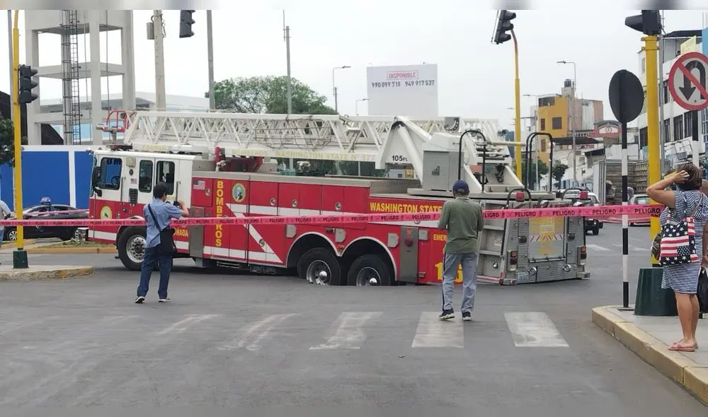 Camión de rescate de bomberos terminó internado en un hueco. Foto: Y. Goicochea/URPI-LR Camión de rescate de bomberos terminó internado en un hueco. Foto: Y. Goicochea/URPI-LR
