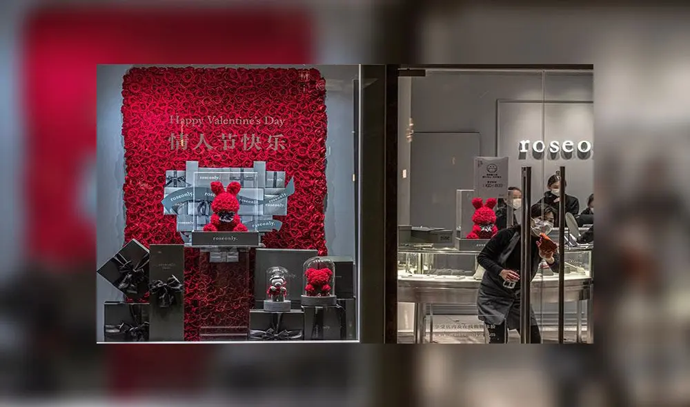 Las tiendas que abrieron este Día de San Valentín lo hicieron con sus empleados portando tapabocas. Foto: EFE Las tiendas que abrieron este Día de San Valentín lo hicieron con sus empleados portando tapabocas. Foto: EFE