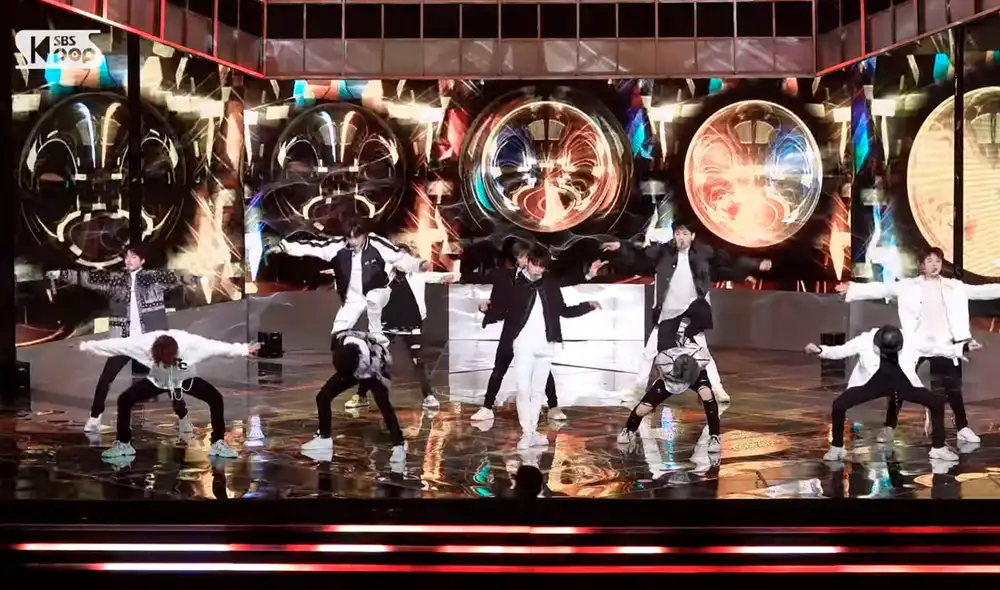 TREASURE en plena presentación de "MMM" en Inkigayo. Foto: captura SBS