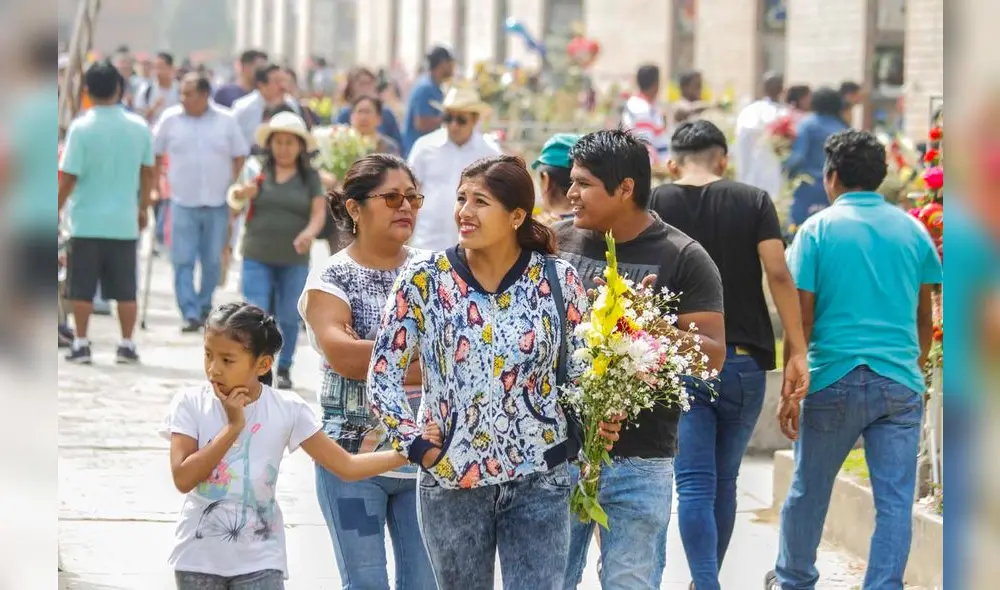 Miles visitan cementerios Padre Eterno, El Ángel y Collique para rendir homenaje a sus madres [FOTOS]
