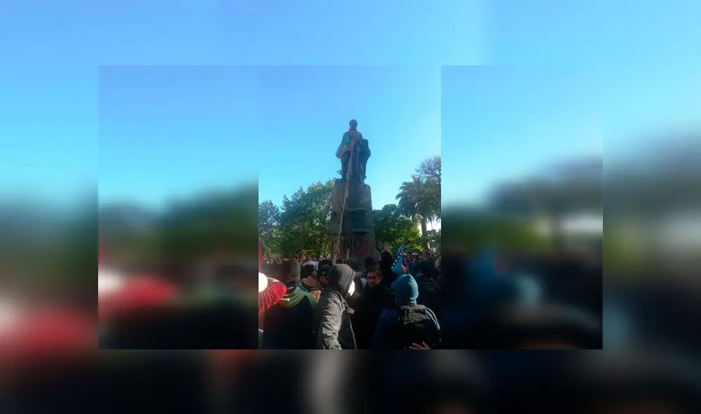Los manifestantes derribaron la estatua del conquistador español Pedro de Valdivia. Foto: Captura Los manifestantes derribaron la estatua del conquistador español Pedro de Valdivia. Foto: Captura