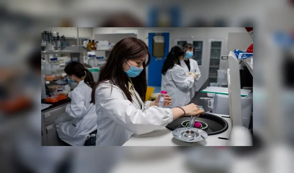 In this picture taken on April 29, 2020, engineers work on an experimental vaccine for the COVID-19 coronavirus at the Quality Control Laboratory at the Sinovac Biotech facilities in Beijing. - Sinovac Biotech, which is conducting one of the four clinical trials that have been authorised in China, has claimed great progress in its research and promising results among monkeys. (Photo by NICOLAS ASFOURI / AFP) / TO GO WITH Health-virus-China-vaccine,FOCUS by Patrick Baert