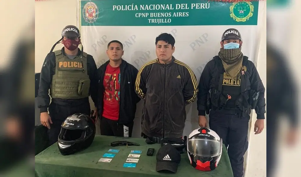 Dos hombres fueron capturados en poder de un arma de fuego.