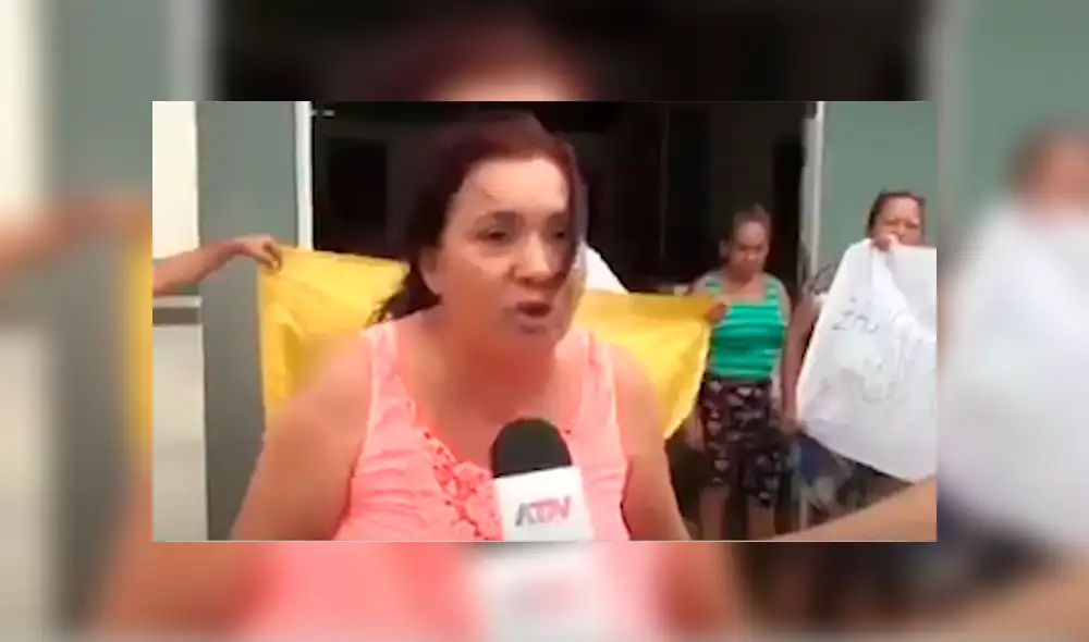 Vía YouTube. La mujer sorprendió a todos con su insólita conducta mientras reclamaba por el mal servicio del centro de salud de su localidad
