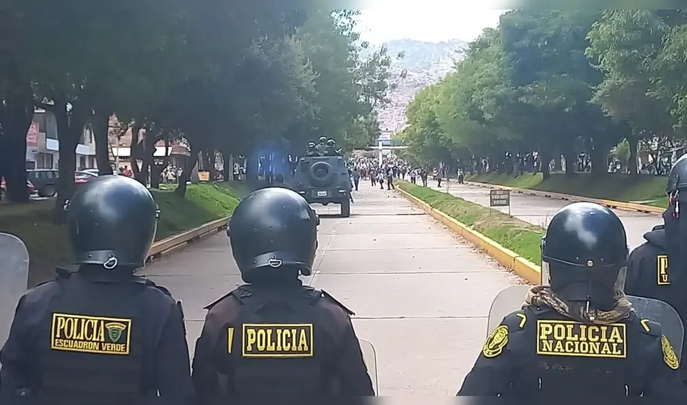 Heridos y detenidos en enfrentamientos entre policías y civiles en Cusco. Foto: Luis Álvarez/URPI-LR Heridos y detenidos en enfrentamientos entre policías y civiles en Cusco. Foto: Luis Álvarez/URPI-LR