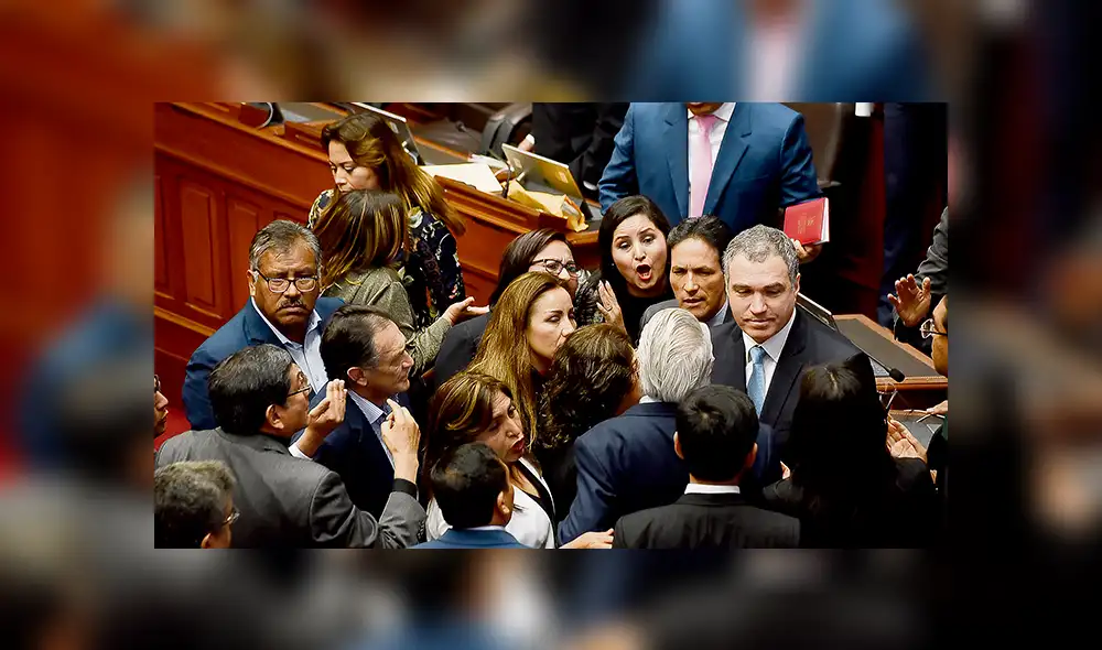 Intentaron expulsarlo. Una horda fujimorista emplazó al premier Salvador del Solar. Intentaron expulsarlo. Una horda fujimorista emplazó al premier Salvador del Solar.