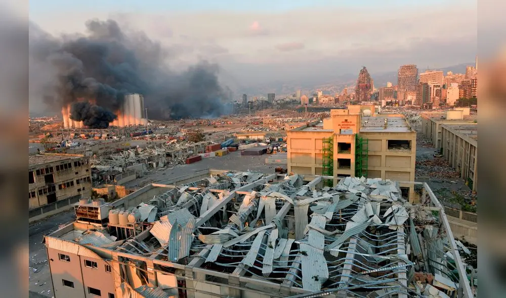 Nbeirut (Lebanon), 04/08/2020.- A general view of the harbor area with smoke billowing from an area after a large explosion rocked the harbor area of Beirut, Lebanon, 04 August 2020. According to reports, several people have been injured and large area badly damaged while the cause of the explosion is not yet known. (Líbano) EFE/EPA/WAEL HAMZEH
Nbeirut (Lebanon), 04/08/2020.- A general view of the harbor area with smoke billowing from an area after a large explosion rocked the harbor area of Beirut, Lebanon, 04 August 2020. According to reports, several people have been injured and large area badly damaged while the cause of the explosion is not yet known. (Líbano) EFE/EPA/WAEL HAMZEH