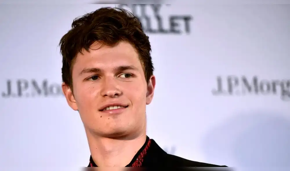 Ansel Elgort trolea con desnudo para ayudar con alimentos a doctores y bomberos que luchan contra el coronavirus