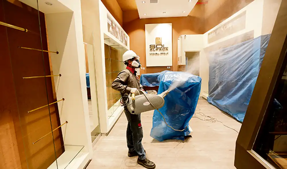 Desinfección. Fumigación, puesta de carteles y señalética, junto con otras medidas vienen realizándose en las tiendas.Foto: Antonio Melgarejo. Desinfección. Fumigación, puesta de carteles y señalética, junto con otras medidas vienen realizándose en las tiendas.Foto: Antonio Melgarejo.