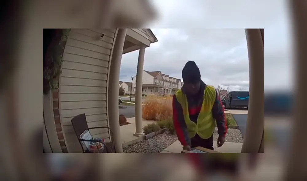 Vía Facebook. El curioso episodio quedó registrado por la cámara de seguridad de una casa a la que el trabajador fue a hacer una entrega Vía Facebook. El curioso episodio quedó registrado por la cámara de seguridad de una casa a la que el trabajador fue a hacer una entrega