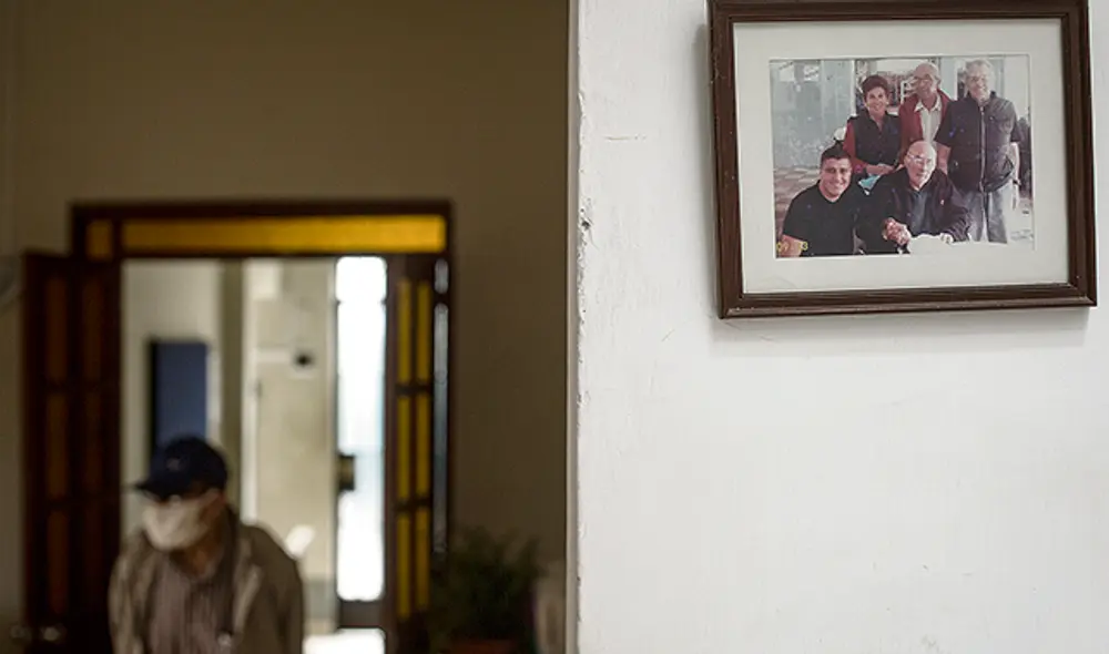 Refugio. La casa hogar Santa María de la Caridad alberga a adultos mayores ignorados por la sociedad, abandonados por sus familiares y deambulan por las calles del Callao. Esta precariedad se ha agravado con la llegada de la epidemia. Foto: John Reyes. Refugio. La casa hogar Santa María de la Caridad alberga a adultos mayores ignorados por la sociedad, abandonados por sus familiares y deambulan por las calles del Callao. Esta precariedad se ha agravado con la llegada de la epidemia. Foto: John Reyes.