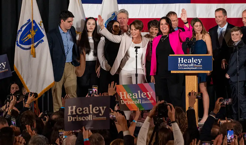 La gobernadora electa demócrata de Massachusetts, Maura Healey (derecha), y la candidata a vicegobernadora, Kim Driscoll (izquierda). Foto: AFP La gobernadora electa demócrata de Massachusetts, Maura Healey (derecha), y la candidata a vicegobernadora, Kim Driscoll (izquierda). Foto: AFP