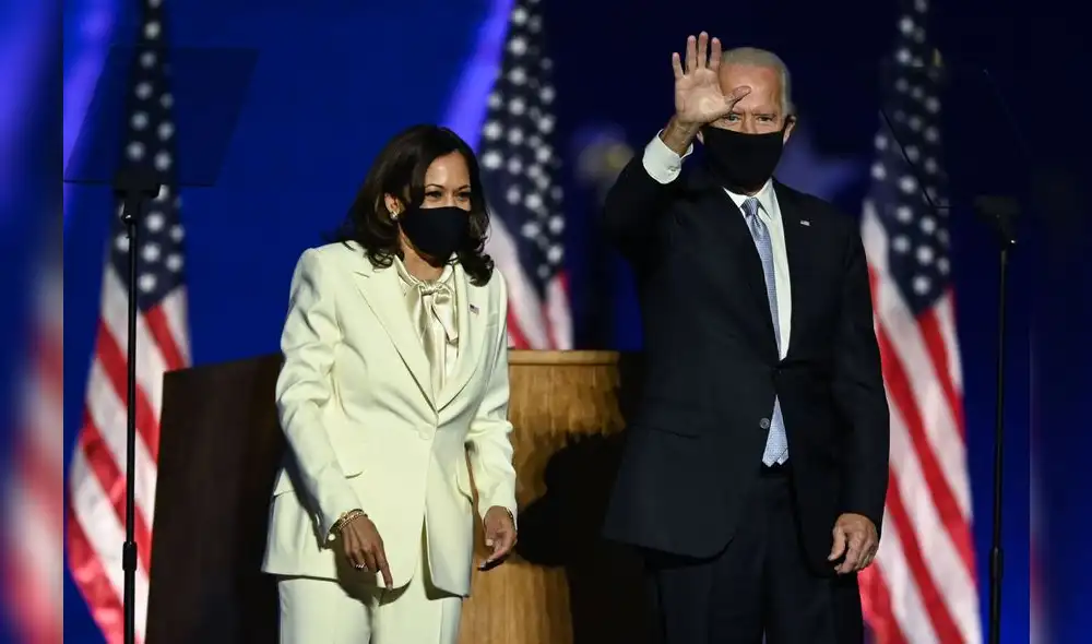 A market trader shows different currency notes in Caracas on March 10, 2019, during the third day of a massive power outage which has left Venezuelans without communications, electricity and water. - The unprecedented power outage already left 15 patients dead and threatens to extend indefinitely, increasing distress for the severe political and economic crisis hitting the oil-rich South American nation. (Photo by Cristian Hernandez / AFP)