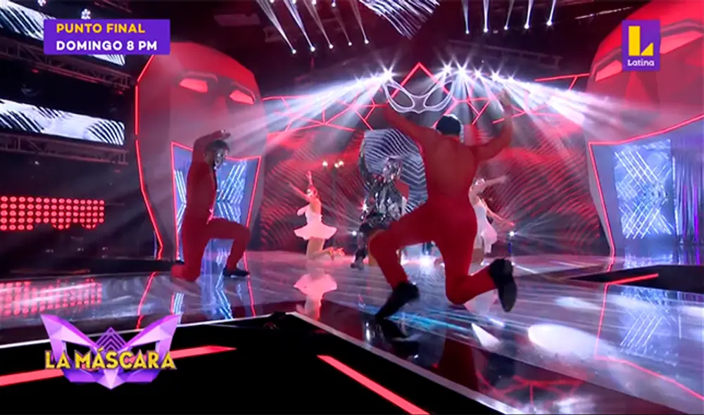 Los bailarines acompañaron a Jean Paul Strauss como "Espejo" en el escenario. (Foto: Captura Latina)