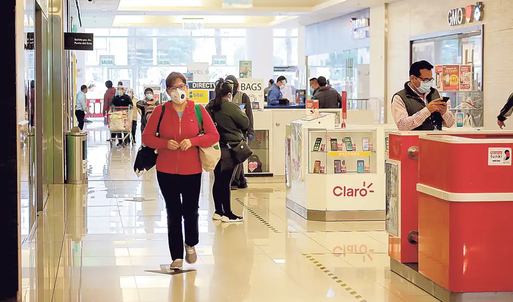 De compras. Será importante el gasto de las personas también para apuntalar el crecimiento de la economía. Se deben generar las condiciones para ello. Foto: Antonio Melgarejo/La Republica De compras. Será importante el gasto de las personas también para apuntalar el crecimiento de la economía. Se deben generar las condiciones para ello. Foto: Antonio Melgarejo/La Republica