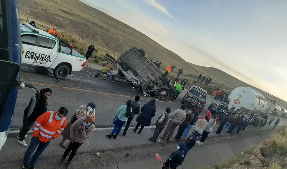 Minivan llevaba pasajeros de Juliaca hacia Arequipa. Once personas fallecieron. Foto: La República. Minivan llevaba pasajeros de Juliaca hacia Arequipa. Once personas fallecieron. Foto: La República.