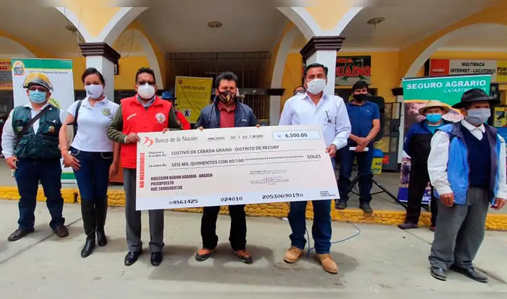 Entregan cheque a agricultores afectados por granizada