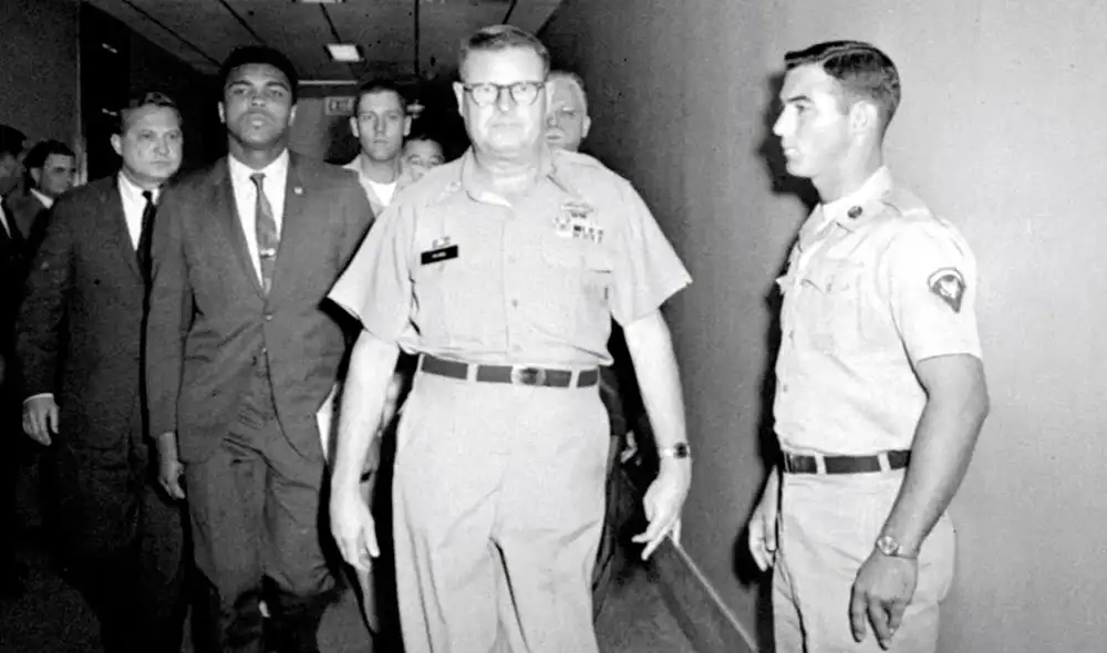 El 28 de abril de 1967 en Houston, Texas, Muhammad Alí se negó a ser reclutado para ir a Vietnam y le quitaron su licencia de boxeador. El 28 de abril de 1967 en Houston, Texas, Muhammad Alí se negó a ser reclutado para ir a Vietnam y le quitaron su licencia de boxeador.
