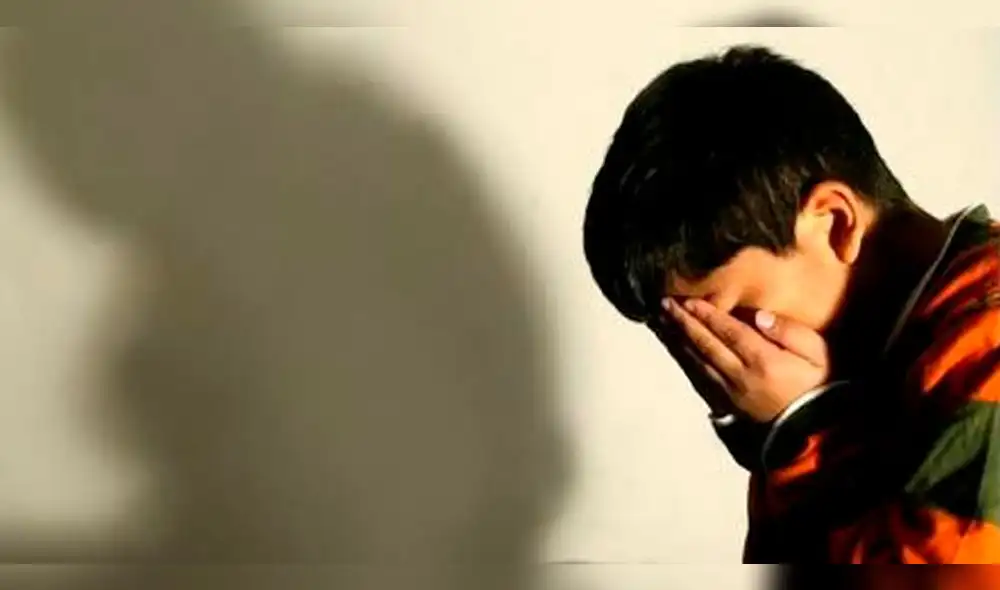 Denuncian a sereno por golpear a su hijastro en Arequipa.