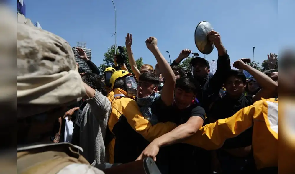 Las fotos que reflejan un Chile en crisis y colapsado por la violencia. Fotos: Jorge Cerdán Las fotos que reflejan un Chile en crisis y colapsado por la violencia. Fotos: Jorge Cerdán