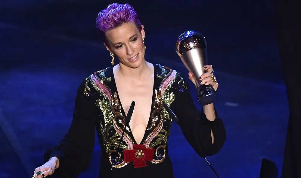 Las futbolistas norteamericanas Megan Rapinoe y Alex Morgan dejaron de hablar en medio de una entrevista en la alfombra roja de los premios The Best para voltearse a ver el ingreso de Lionel Messi a la gala celebrada en Milán. Las futbolistas norteamericanas Megan Rapinoe y Alex Morgan dejaron de hablar en medio de una entrevista en la alfombra roja de los premios The Best para voltearse a ver el ingreso de Lionel Messi a la gala celebrada en Milán.