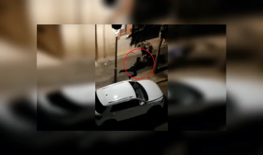 Un ladrón arrastra 20 metros a una mujer para robarle su bolso [VIDEO]