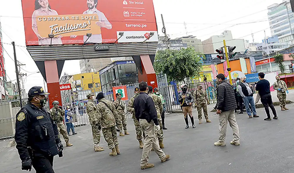 Desborde. Presencia de clientes, comerciantes y ambulantes encendió las alarmas. Fue necesaria la intervención policial y militar. (Foto: E. Villalobos)