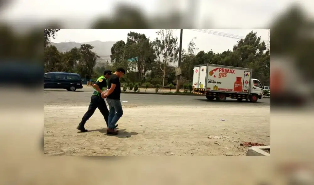 El conductor del tráiler y la madre de la niña fueron conducidos a la comisaría de Huaycán para que rindan su manifestación. (Foto: Jéssica Merino / La República) El conductor del tráiler y la madre de la niña fueron conducidos a la comisaría de Huaycán para que rindan su manifestación. (Foto: Jéssica Merino / La República)