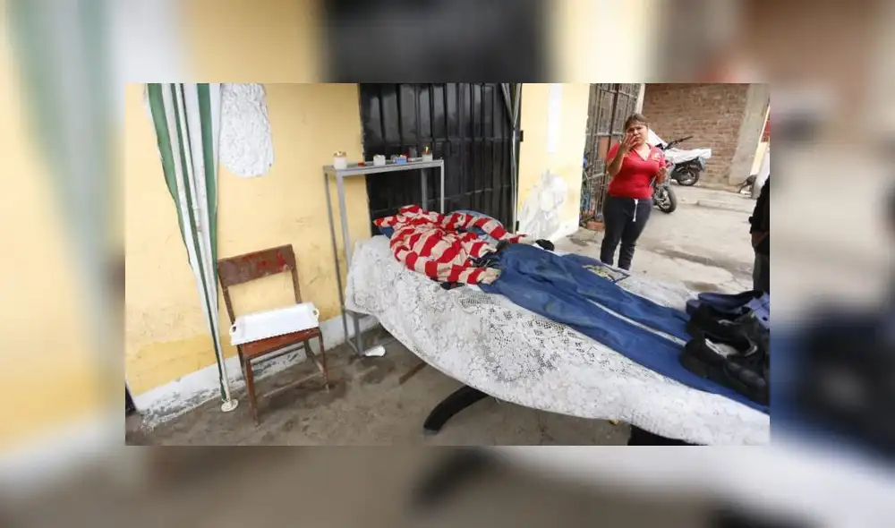 La ropa del occiso es velada a las afueras de la casa de su pareja, en San Martín de Porres. (Foto: Grupo La República)