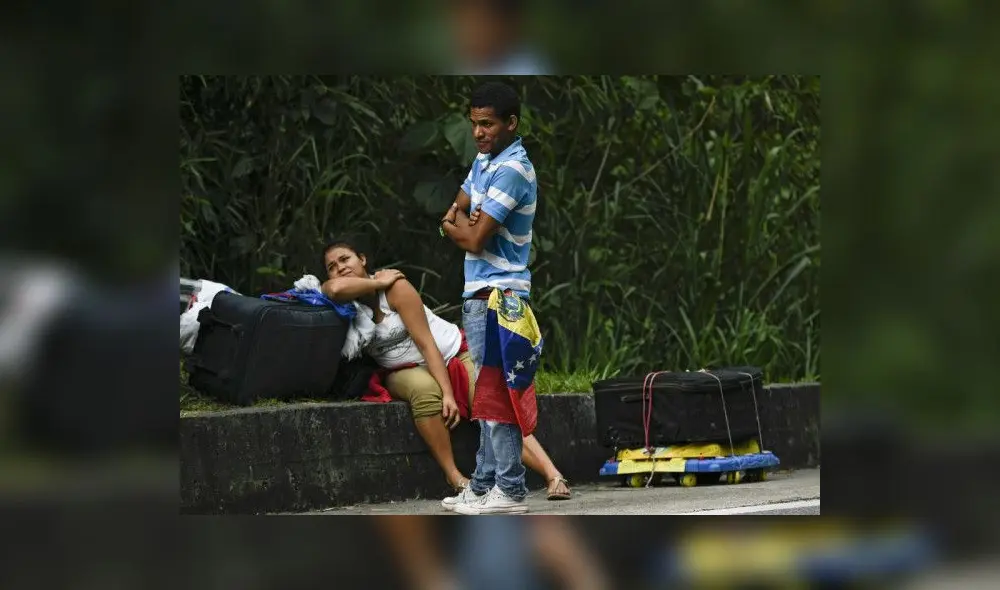 Venezuelan migrants remain next to their luggage in Bucaramanga, Colombia, on December 17, 2019. - Venezuelan migrants in Colombia undertake a round trip to their country with the desire to spend Christmas at home. (Photo by Juan BARRETO / AFP) Venezuelan migrants remain next to their luggage in Bucaramanga, Colombia, on December 17, 2019. - Venezuelan migrants in Colombia undertake a round trip to their country with the desire to spend Christmas at home. (Photo by Juan BARRETO / AFP)