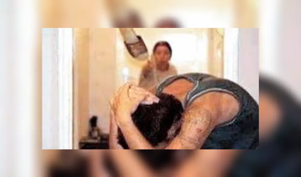 Vía Facebook: mamá demuestra tener puntería con ‘chancla’ al lanzarlo contra su hija [VIDEO]