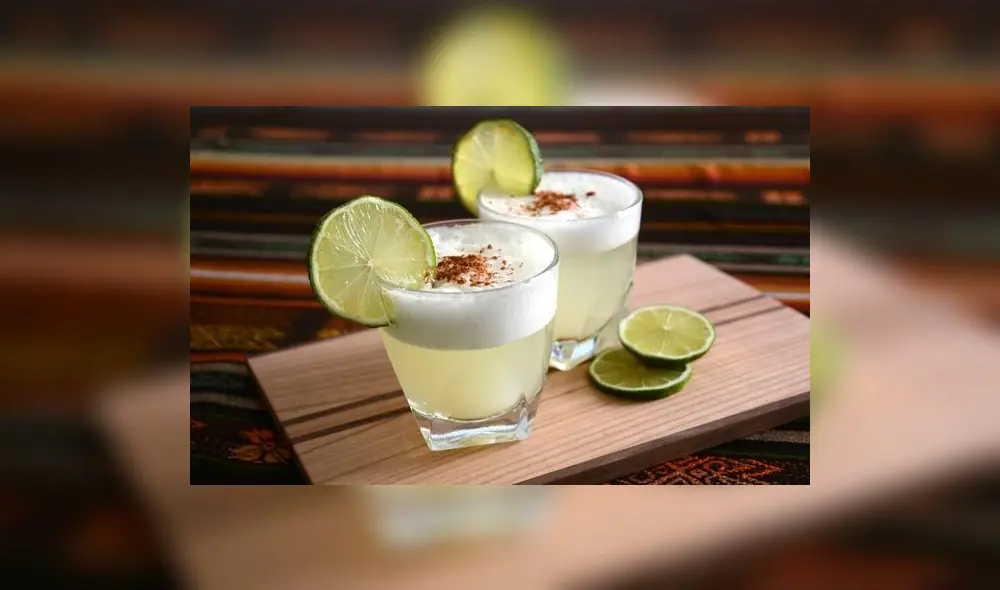 Brindis con pisco sour en un bar inglés