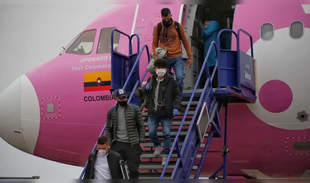 Jugadores uruguayos de Alianza Lima y Universitario están de regreso, llegaron en vuelo humanitario. Foto: Antonio Melgarejo/La República